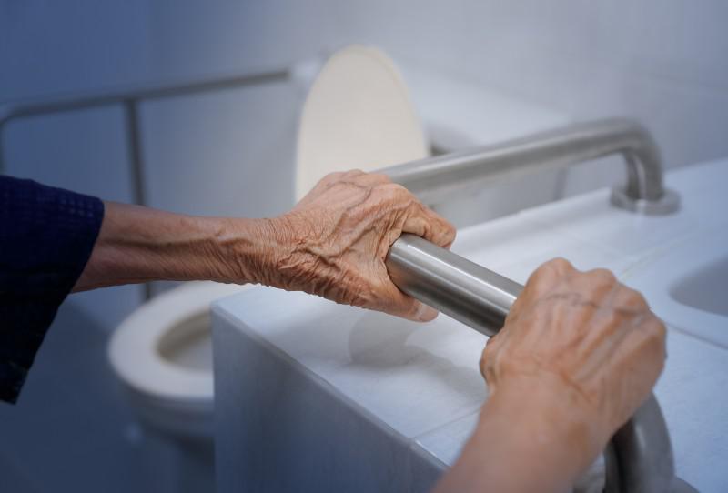 Jak przygotować łazienkę dla osoby starszej?